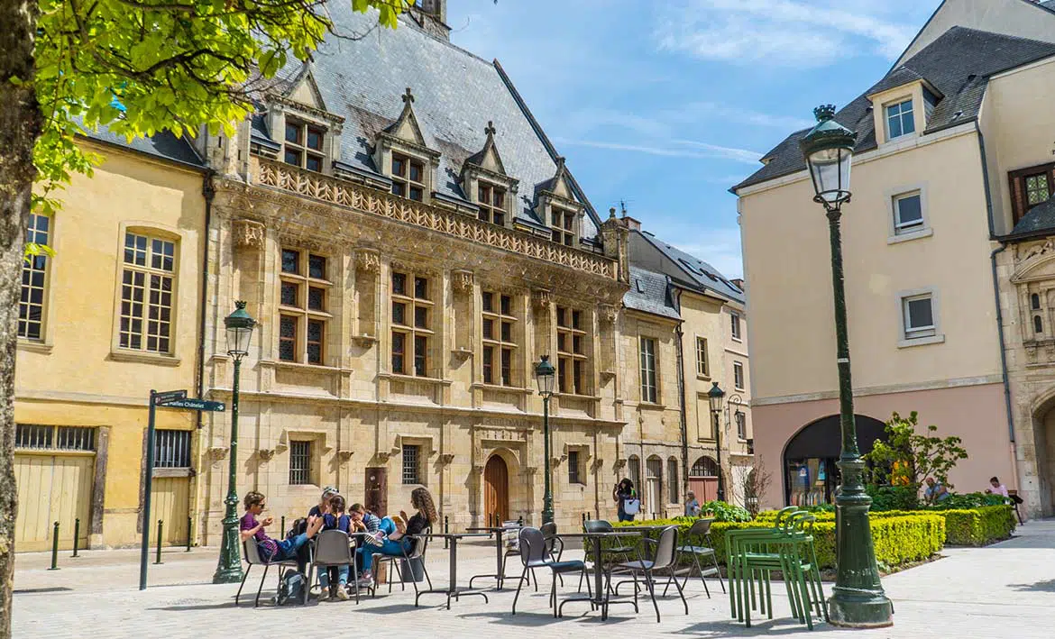 https://www.tourisme-orleansmetropole.com/assets/uploads/2021/06/orleans-metropole.rec.faire-savoir.com-orleans-et-la-renaissance-hotel-des-creneaux-renaissance-orleans.jpg.webp